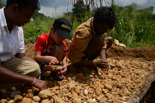 宝石採掘のラトゥナプラからスリランカ最南端のミリッサへ
